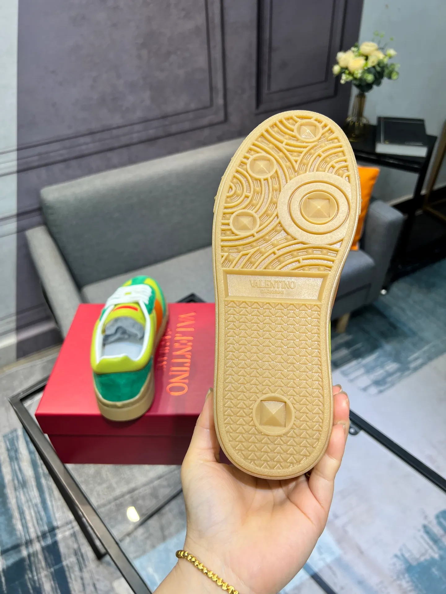 Men's shoes 💰620 👉🌹🌹VALENTINO counter synchronized new low-top casual sports shoes 👍Professional and high-end, perfect replica, first-class quality! 👍All made of original 1:1 materials, exclusive mold opening! 👍High mercerized cowhide fabric 👍TPU outsole, comfortable and wear-resistant, brand injection insole, 👍Full set of high-end counter packaging 👍All details are customized with 1:1 mold, striving for perfection! 👍Couple style female 35-41, male 38-46 (female 41, male 45 46 customized)